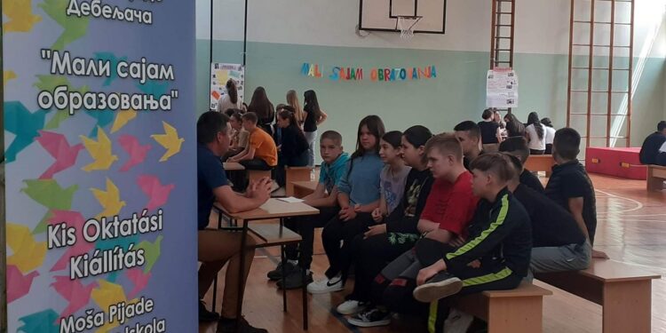 Mali sajam obrazovanja u školi u Debeljači