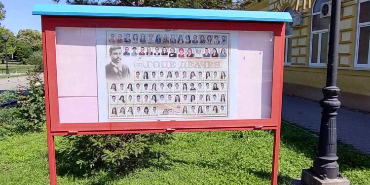 Maturanti Jabuke na panou ispred Mesne zajednice