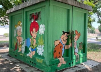 Mural kod dečjeg igrališta u parku u Starčevu