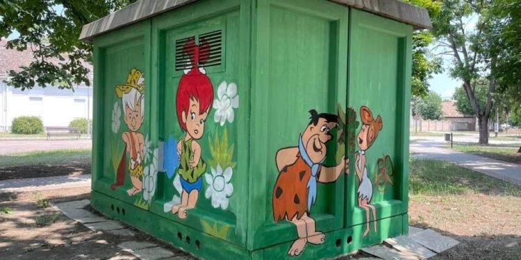 Mural kod dečjeg igrališta u parku u Starčevu