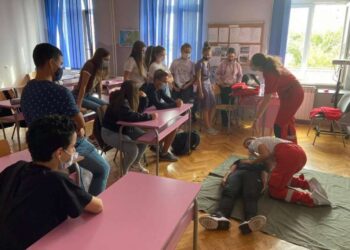 Predavanje đacima osnovnih škola o pružanju prve pomoći