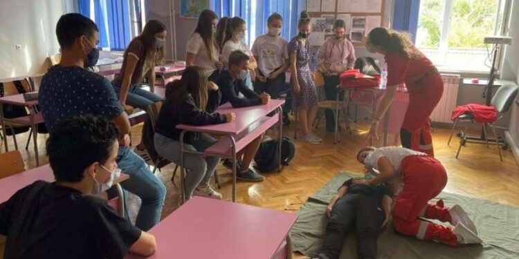 Predavanje đacima osnovnih škola o pružanju prve pomoći