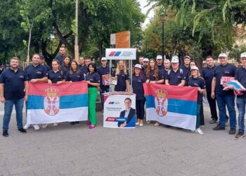Omladina SNS Pančevo poklanjala zastave Srbije sugrađanima