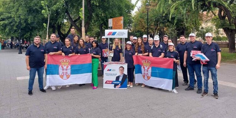 Omladina SNS Pančevo poklanjala zastave Srbije sugrađanima