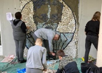 Gimnazijalci u Kovačici rade na izradi mozaika