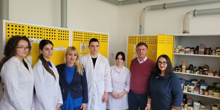 Sredstvima Grada Pančeva do novih ormana za pripremnu laboratoriju u Tehničkoj školi