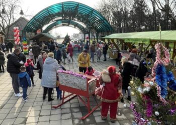 Starčevo: „Novogodišnji bazar“ i uručivanje paketića deci od 3 do 6 godina