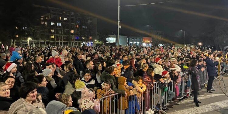 Na Kotežu u Pančevu organizovan spektakularni Doček Deda Mraza