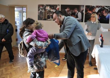 U duhu praznika: SNS Opovo obradovao porodice slabijeg materijalnog stanja