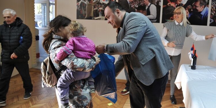 U duhu praznika: SNS Opovo obradovao porodice slabijeg materijalnog stanja
