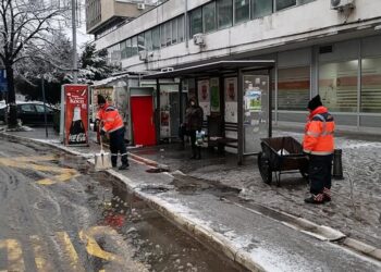Radnici JKP „Higijena“ Pančevo od noćas posipaju so i čiste sneg
