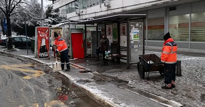 Radnici JKP „Higijena“ Pančevo od noćas posipaju so i čiste sneg