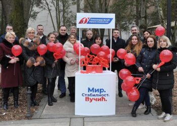 Članovi SNS u Opovu sugrađanima delili balone i suvenire u obliku srca