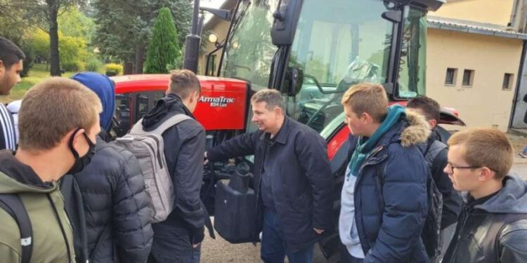 Poljoprivredna škola „Josif Pančić“ kupila nov traktor za unapređenje praktične nastave