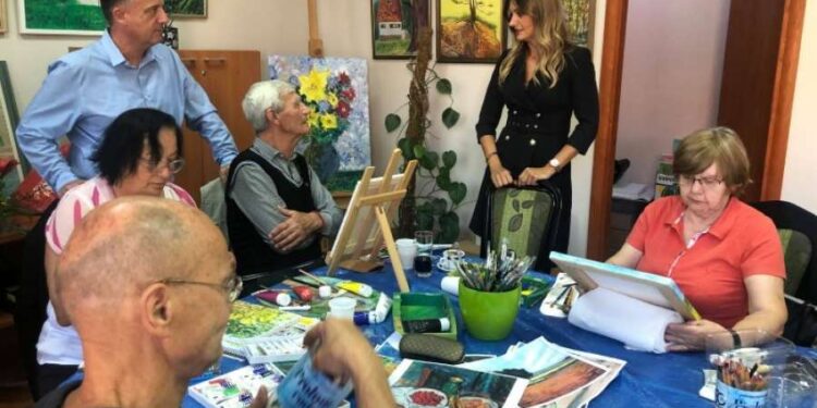 Predstavnici Grada Pančeva posetili korisnike Kluba za odrasla i stara lica na Tesli