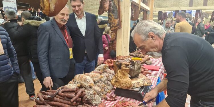 Više od 300 izlagača na Slaninijadi u Kačarevu, najjačoj gastronomskoj manifestaciji u Srbiji (FOTO)
