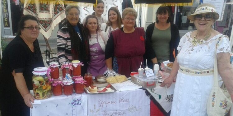Zlatne ruke koje čuvaju tradiciju – Udruženje žena Vidovdan u Crepaji