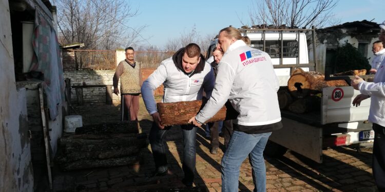 Podela drva najugroženijim porodicama u Plandištu