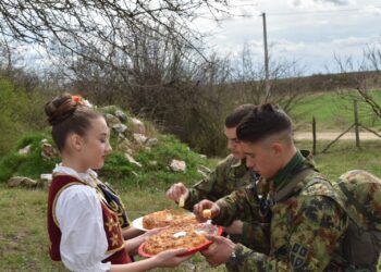 Dolovci priredili doček kadetima Vojne akademije i vojne gimnazije tokom marša u Deliblatskoj peščari