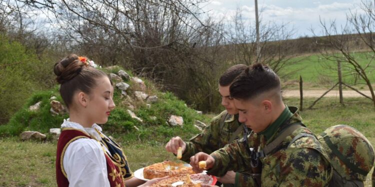 Dolovci priredili doček kadetima Vojne akademije i vojne gimnazije tokom marša u Deliblatskoj peščari