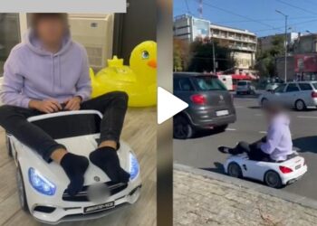ŠTA VI MISLITE? TikToker iz Pančeva, u dečjem autu, u špicu saobraćaja, provozao se oko Slavije