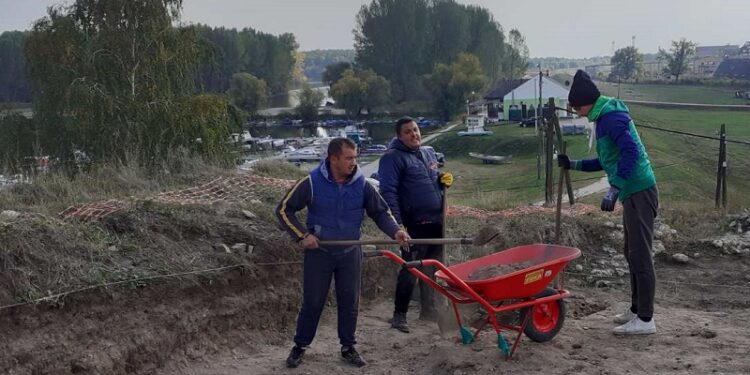 Lica zaposlena preko javnih radova zajedno sa arheolozima na tvrđavi Stari Grad u Kovinu