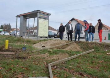 Betonirana pešačka staza u Proleterskoj ulici u Barandi