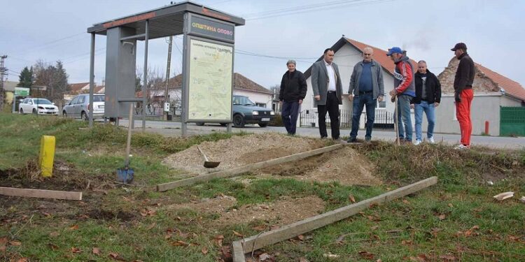 Betonirana pešačka staza u Proleterskoj ulici u Barandi