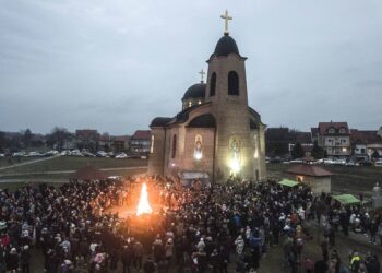 Paljenje badnjaka u hramu Svetog Save u Pančevu uz veličanstven vatromet
