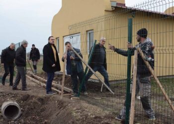 Uređenje kapele u Barandi: Postavljanje kapije i ograde oko dvorišta