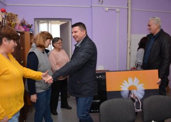 Članovi SNS u Opovu pomažu udruženju „Zlatne ruke“
