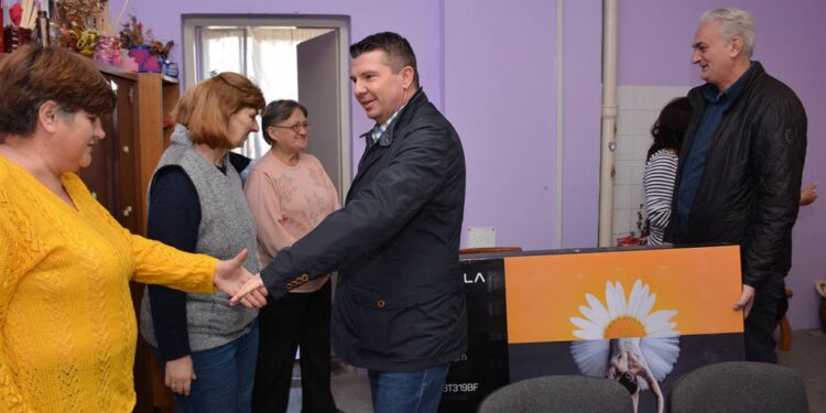 Članovi SNS u Opovu pomažu udruženju „Zlatne ruke“