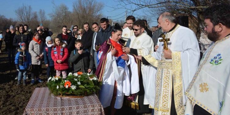 Plivanje za Časni krst u Opovu: Ivana Kostić ponela Bogogojavljanski plašt