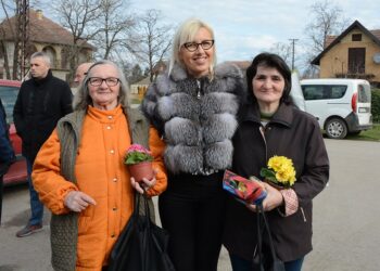 Opovački SNS darivao sugrađanke