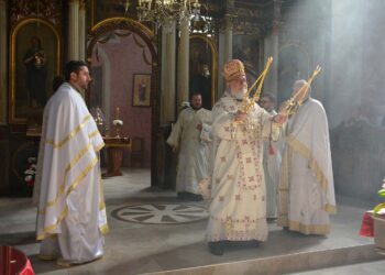 Vladika banatski Nikanor služi liturgiju u Opovu