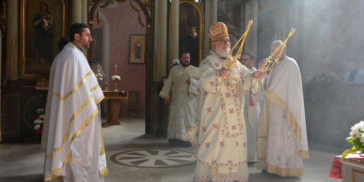 Vladika banatski Nikanor služi liturgiju u Opovu