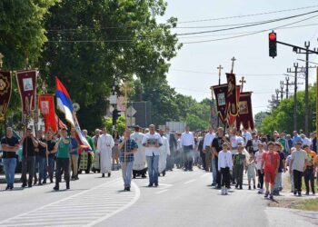 Svetonikoljska litija i rezanje slavskog kolača u Opovu