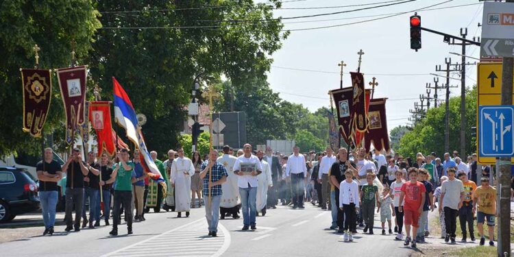 Svetonikoljska litija i rezanje slavskog kolača u Opovu