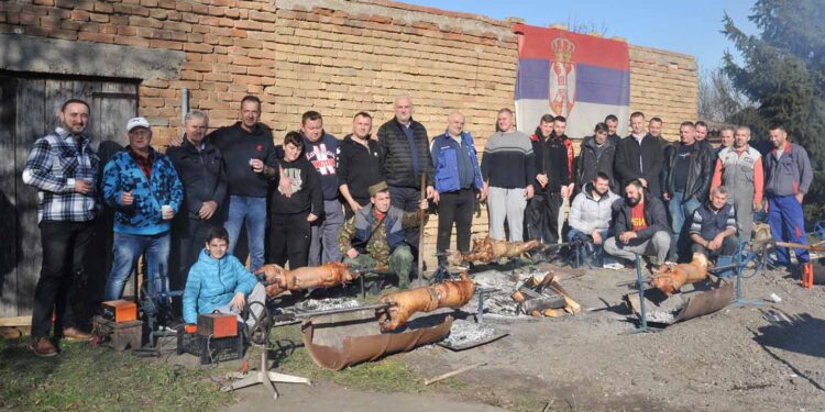 Opovčani pripremaju Božićnu pečenicu