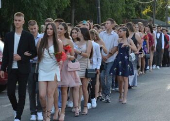 Matursko veče u Opovu – svečani defile na ponos roditelja