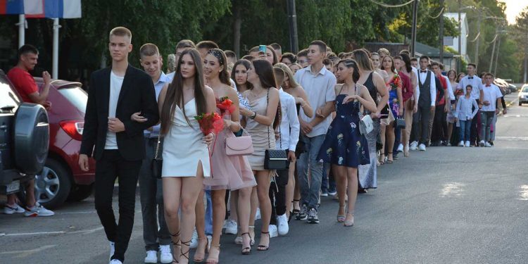 Matursko veče u Opovu – svečani defile na ponos roditelja