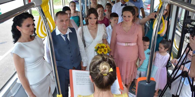 Nesvakidašnje venčanje u Sefkerinu: Goran i Jovana rekli „DA“ u autobusu