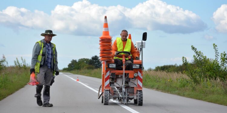 Obeležavanje horizontalne saobraćajne signalizacije u Opovu