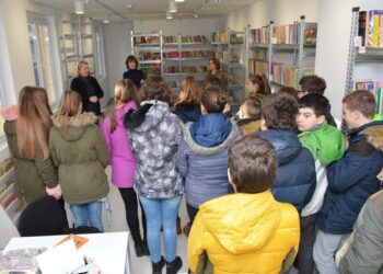 Opovo: Osnovci posetili renoviranu Biblioteku