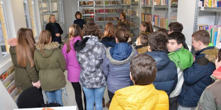 Opovo: Osnovci posetili renoviranu Biblioteku