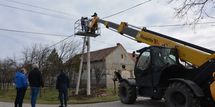 U Barandi postavljena greda za gnezdo roda