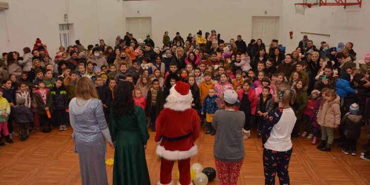 Podeljeni novogodišnji paketići u Sakulama i Barandi