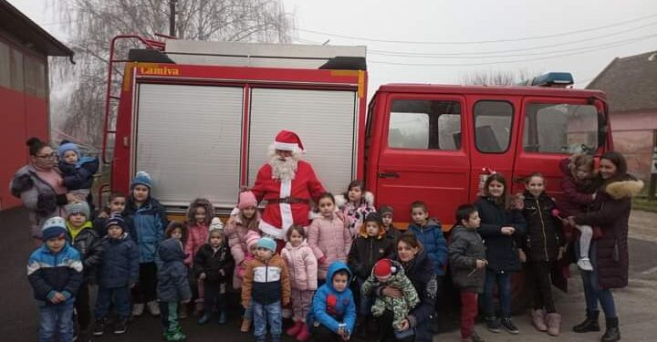 Dobrovoljno Vatrogasno Društvo u Mramorku podelilo novogodišnje paketiće