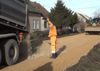 Radovi na putevima u Dolovu