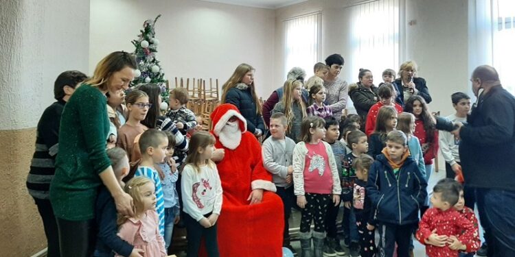 Aktiv žena „Gaj“ organizovao podelu novogodišnjih paketića